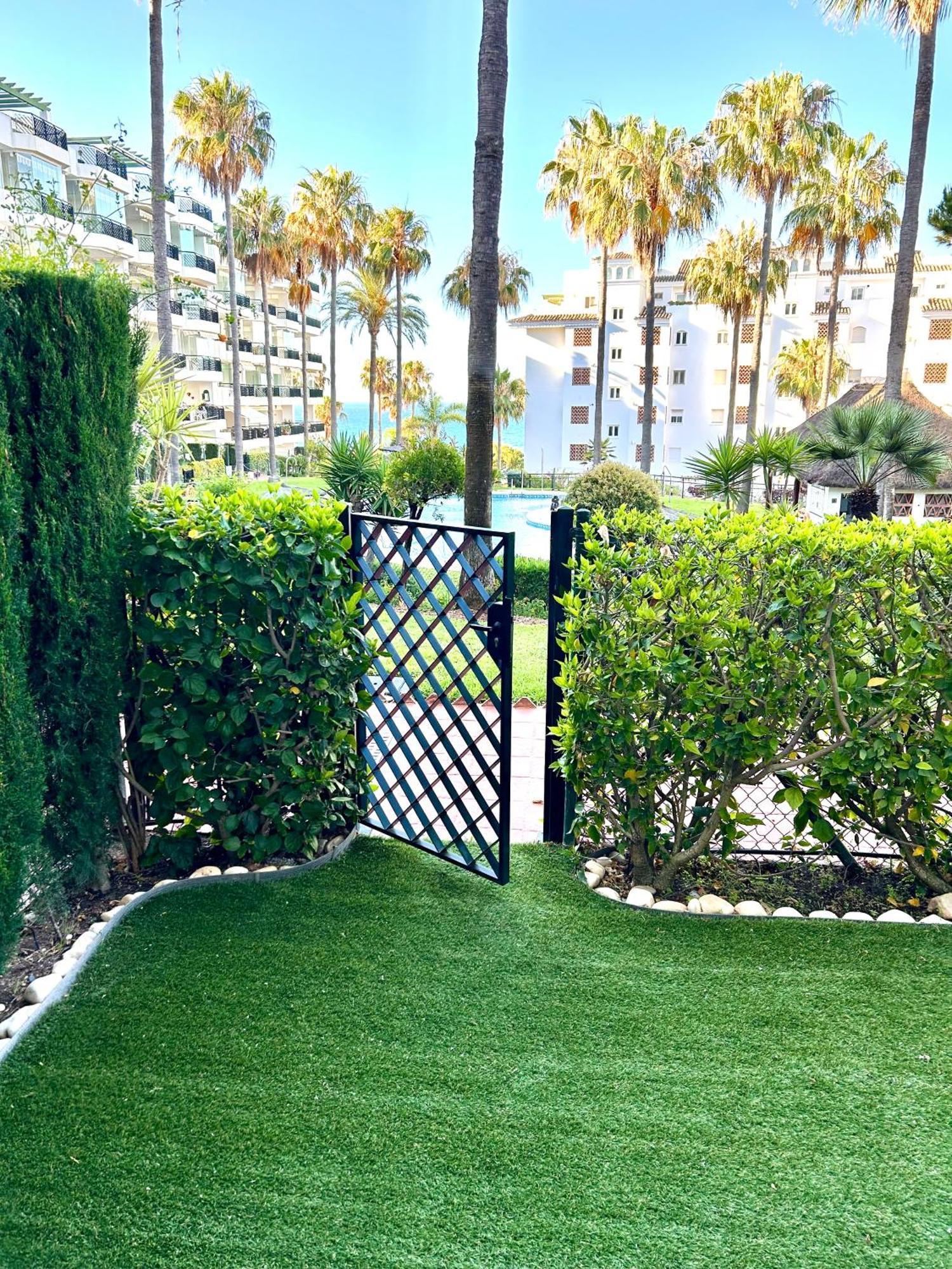 Mi Capricho, Beachfront, Grownfloor, Private Garden & Terrace Sitio de Calahonda Luaran gambar
